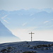 Einsam leuchtet das Gipfelkreuz des Mutschen vor dem gelobten (Bündner-)Land