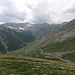 Am Gipfel; Blick zur Passstraße. Im Hintergrund, links der Mitte, die Cime de la Bonette (2860m).