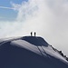 Zwei Bergsteiger am Gipfelgrat