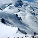 Grandioser Ausblick auf die Walliser 4000er. Rechts hinten: die Monte Rosa-Gruppe; in der Mitte der dunkle Zackengrat des Rimpfischhorns, links daneben lugt gerade noch Strahlhorn durch die Wolken.
