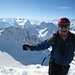 Adrian auf dem Gipfel Pizzo Rotondo.  Im Hintergrund die Nordostwand vom Chüebodenhorn 
