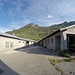 <b>Alpe di Pontino (2058 m), corte principale.<br />Il caseificio è nell'edificio a sinistra. Nel piano seminterrato c'è la cantina per la maturazione del formaggio.</b>