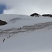 Seilschaften durchqueren die Spaltenzone