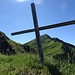 Das Kreuz auf dem Messhaldenspitz. Dahinter der Vilan