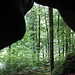 Das Gnomenbrünnlein ist eine große Halbhöhle mit ein bisschen Aussicht in den Wald