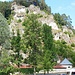 Zwischen der Mauer vorne und der Felswand hinten befindet sich das wegen seiner einzigartigen Lage bekannte Pottensteiner Freibad