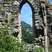 Die Kirche von Fanas im Ruinenfensterbogen