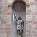 Statue am Kirchturm von Saint-Jean-Pied-de-Port