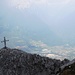 La croce posizionata qualche metro sotto la vetta verso la Val Camonica.<br /><br />Ore 14:35: piove ... meglio scendere subito!