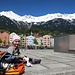 wir warten in Innsbruck auf den Bus zum Alpenzoo