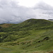 Blick vom Kamm in die begrünten Osthänge unter dem Pic du Lion (außerhalb des Bildes).