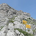 Abzweigung zum Gipfel und rechts zur Seilbahnstation Savoleyres (und weiter). Oben erkennt man einen Bergwanderer auf der Leiter.