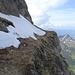 ... und hinüber zum weithin sichtbaren Schneefeld, welches an dessen Rand, oberhalb der Felsabstürze, traversiert wird