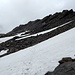 Passiamo sotto la cresta su pietraie (instabili) e nevai