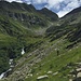 Eintritt in die offene Fläche der Alp d'Arbeola, hinten Bocca de Rogna