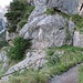Der Steig hinein ins Valle delle Seghe ist eine kühne Anlage, die sich hoch über dem Talgrund dahinzieht .....