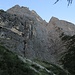 Dabei wandert man unter den zweithöchsten Felswänden der Brentagruppe dahin: 900 Hm geht es hinauf zum Croz del Altissimo.<br />Im Bild die Armani-Verschneidung (VI-); die rechts begrenzende Kante ist der Südwestpfeiler, die Stenicoroute (V+).