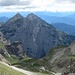 Hier, an der Pedrottihütte (2491 m), sitzt man bereits höher als drüben am Croz del Altissimo (2339 m). Cima di Lasteri (2459 m) und Monte Gallino (2442, rechts) können ebenfalls kaum noch mithalten.
