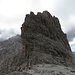 Unmittelbar der Hütte gegenüber wächst die Westkante des Croz del Rifugio (2592 m) in den Himmel; davor der Passo del Rifugio (2433 m). Damit ist die Serie von Schönwetterfotos bis auf weiteres beendet, inzwischen hat die Bewölkung enorm zugenommen.