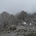 Rückblick von der nördlichen Gipfelkuppe auf den Nord- und Südgipfel des Monte Daino.<br />Von der Scharte vor dem Nordgipfel (im Vordergrund) führt der Abstiegsweg auf gut begehbarem Band rechts hinunter.