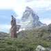 Erste Wolken sammelten sich um das Matterhorn, aber vorne wacht jemand.