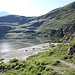 <b>All’Alpe Tom (2026 m) rimango, come sempre, affascinato dalla spiaggia sabbiosa che ad occidente cinge il laghetto cuoriforme.</b>