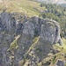 Zoom zur (verborgenen) Leiterpassage zwischen Wimmisgütsch und P. 1870;
das Steiglein um den rechten Felszahn ist gut zu erkennen