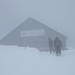 Die Buchel Alpe im Nebel. Als wir zurückkamen, war auch außen aufgestuhlt.