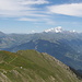 Am Gipfel; Blick über den weiteren Gratverlauf (AbstiegsrouteI. Im Hintergrund der Mont Blanc.