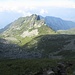 A sinistra, la Valle di Ruscada (da cui scenderò), mentre a destra la Valle della Porta che inizia a Vogorno (Val Verzasca).