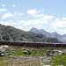 Bernina-Express unterhalb des Lago Bianco
