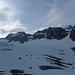 Blick vom Anseilplatz auf den Gletscher; linker Hand ist die Spaltenzone und das blanke Eis, rechter Hand das untere Couloir (gemäss Führer) bzw. das Vordere Couloir (gemäss map.geo.admin.ch) zu sehen.