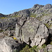 Im Aufstieg vom Covão d'Ametade zum Cântaro Gordo - Vorbei an großen Felsblöcken.