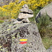Im Aufstieg vom Covão d'Ametade zum Cântaro Gordo - Unser "Weg" ist gelb-rot markiert. Und auch Steinmännchen sind vorhanden.