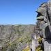 Im Aufstieg vom Covão d'Ametade zum Cântaro Gordo - Seitenblick während des Aufstiegs zum Gipfelgrat. Vorbei an steilen Felsen geht der Blick zum Hochplateau, wo wir später noch unterwegs sind.