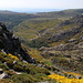 Cântaro Gordo - Ausblick vom Gipfelgrat in etwa südwestliche Richtung. Zu sehen ist u. a. der Ausgangspunkt unserer Tour, Covão d’Ametade, ca. 450 m unter uns. 