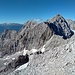 Die breite Schafkarscharte, darüber Hochglück; links Huderbankspitze und Kaiserkopf.