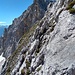 Auf dem Weg zum westl. Ende der Schafkarscharte wird teilweise südlich umgangen. Allerdings kann man auch direkt am Grat bleiben, II.