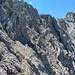 Nach ca. 3 m an der Kante des NO-Grats eröffnet sich dieser Blick in die Nordseite. Deutlich lässt sich der schmale Gamswechsel ausmachen, der vom linken Bildrand in die Flanke quert. Oben, wo die Sonne durch die Scharte scheint (etwas rechts der Bildmitte) treffen wir später wieder auf den Grat.