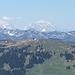 Durchblick zum Hochkönig, links mittig der Kamm Bischof - Mesnerhöhe - Sonnenspitz; vordergründig Installationen des Skigebietes am Pengelstein