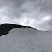 Ein ausgedehntes Schneefeld führt auf den Gipfel des Gr Spannorts.