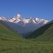 Foto im Zoom talabwärts zum Гора Тепли (Gora Tepli; 4431,2m). Rechts ist der Гора Зруг (Gora Zrug; 2991,2m) welcher den Tal seinen Namen gab - oder der Berg wurde nach dem Tal getauft?