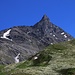 Der auffällige Felszahn ist der zirka knapp über 3400m hohe Nordgipfel des Гора Дзедо (Gora Zedo). Auf der topografischen Karte hat der markante Felszahn nicht einmal einen Vermessungspunkt!