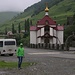 Аланский Успенский Монастырь (Alanskij Uspenskij Monastyr’).<br /><br />Christoph vor einer kleinen Kirche die neben dem neuen Kloster steht.