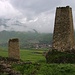 Die Ruinen der grossen Turmsiedling Цимити (Cimiti). Die Siedlung wurde im 14.Jahrhundert von den Ahnen der heutigen Osseten, dem Volk der Alanen gegründet. Die Türme dienten als Wohnstätte und zur Verteidigung.