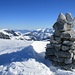 Gipfelsteinmann, mit Blick auf Turne und Niesenkette