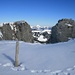 Blick durchs Felsentor im Gipfelbereich zur Stockhornkette