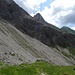Rückblickend der kurze Felsriegel, welcher vom Höhenweg mittels einer steilen Rinne mit Drahtseil überwunden wird.