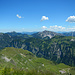 Galina- und Ochsenkopf bilden die Grenze zu Vorarlberg, dahinter reihen sich die vertrauten Vorarlberger Berge auf.