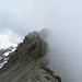 Auch wenn der Nebel die Sicht versperrt, bleibt die Orientierung auf dem Grat über den Höchnideri und den Hüenerberg einfach.